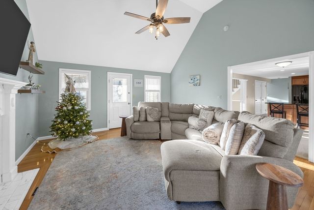 30 Flicker Ln, Barnstable, MA 02648