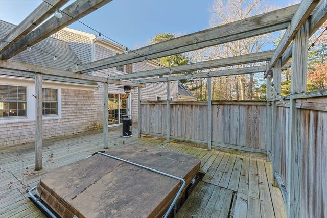 30 Flicker Ln, Barnstable, MA 02648