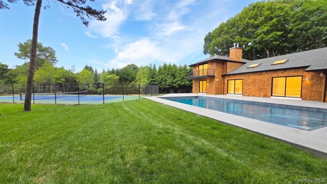 10 Jeffrey Lane, East Quogue, NY 11942