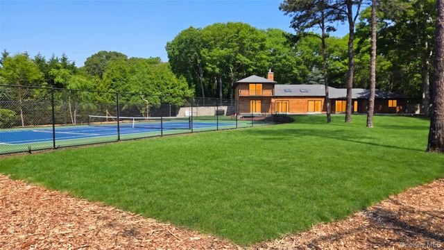 10 Jeffrey Lane, East Quogue, NY 11942