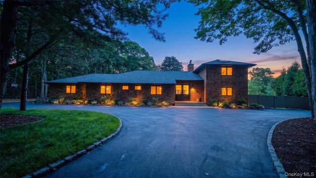 10 Jeffrey Lane, East Quogue, NY 11942