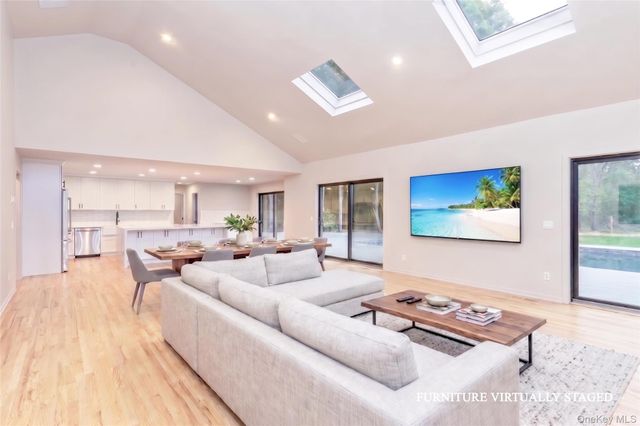 10 Jeffrey Lane, East Quogue, NY 11942