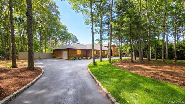 10 Jeffrey Lane, East Quogue, NY 11942
