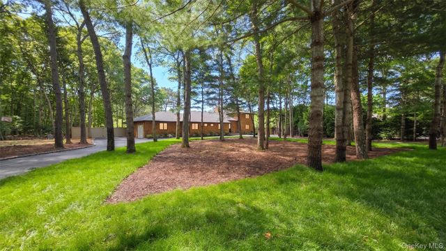 10 Jeffrey Lane, East Quogue, NY 11942