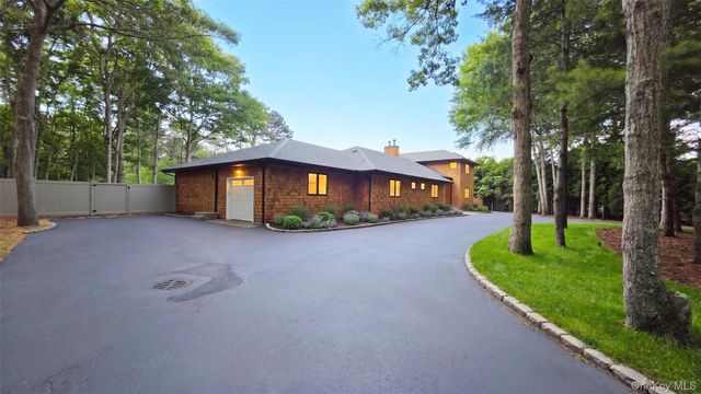 10 Jeffrey Lane, East Quogue, NY 11942