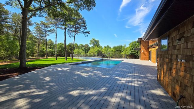 10 Jeffrey Lane, East Quogue, NY 11942