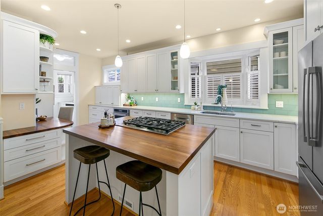 1522 3rd Avenue W, Seattle, WA 98119