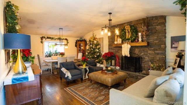 4 Galaxie Lane, Selden, NY 11784