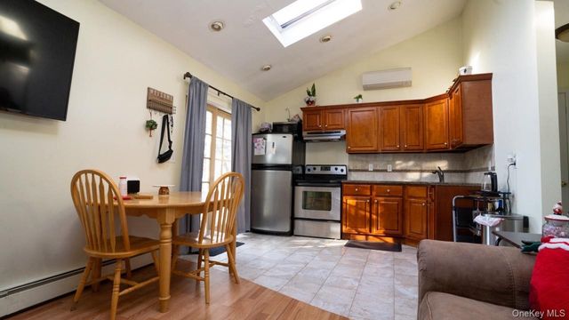 4 Galaxie Lane, Selden, NY 11784