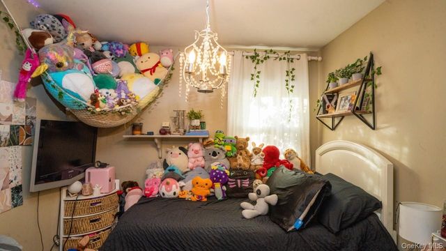 4 Galaxie Lane, Selden, NY 11784