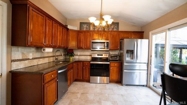 4 Galaxie Lane, Selden, NY 11784