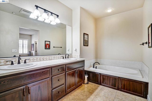 576 Heligan Ln 2, Livermore, CA 94551