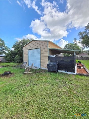 610 E Division Street, Edna, TX 77957