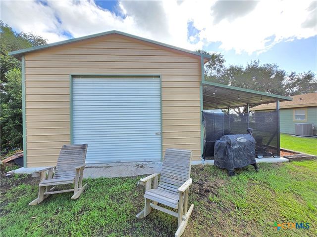 610 E Division Street, Edna, TX 77957