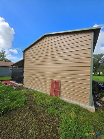 610 E Division Street, Edna, TX 77957