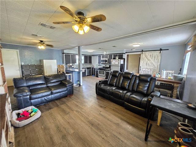 610 E Division Street, Edna, TX 77957