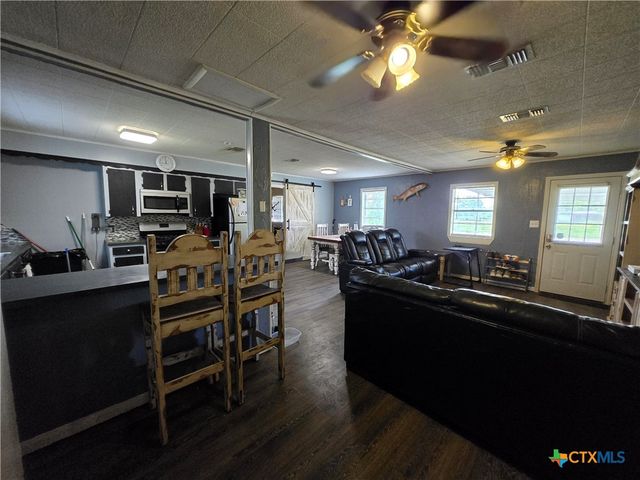 610 E Division Street, Edna, TX 77957