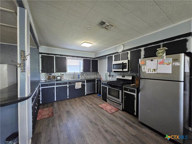 610 E Division Street, Edna, TX 77957