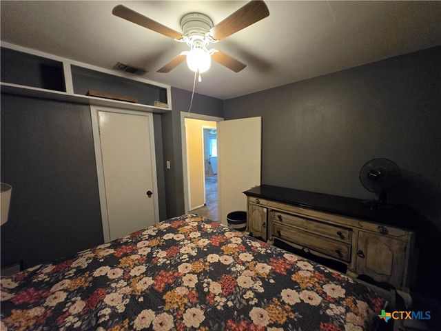 610 E Division Street, Edna, TX 77957