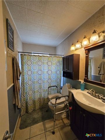 610 E Division Street, Edna, TX 77957