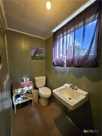 610 E Division Street, Edna, TX 77957