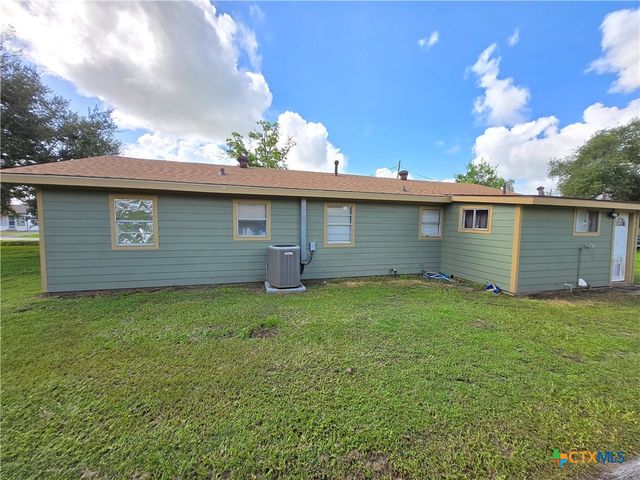 610 E Division Street, Edna, TX 77957