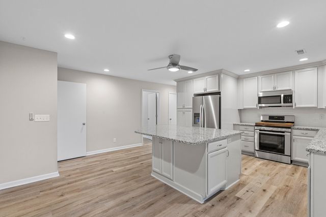 402 Chippendale Lane, Bonneau, SC 29431