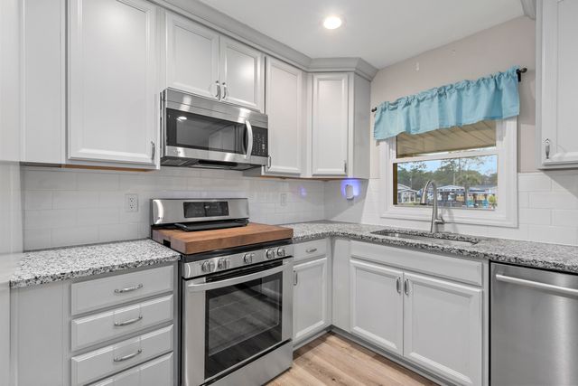 402 Chippendale Lane, Bonneau, SC 29431