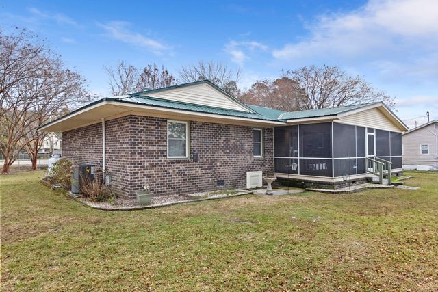 402 Chippendale Lane, Bonneau, SC 29431