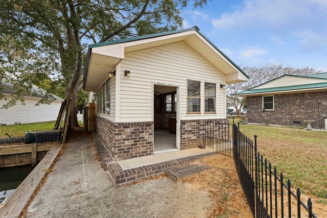 402 Chippendale Lane, Bonneau, SC 29431