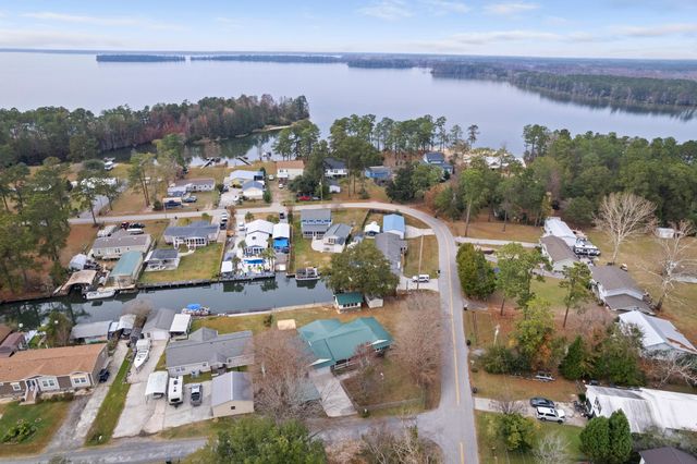 402 Chippendale Lane, Bonneau, SC 29431