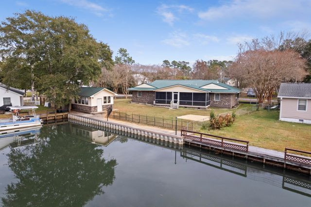 402 Chippendale Lane, Bonneau, SC 29431