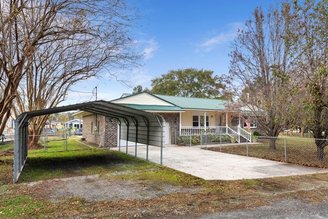 402 Chippendale Lane, Bonneau, SC 29431