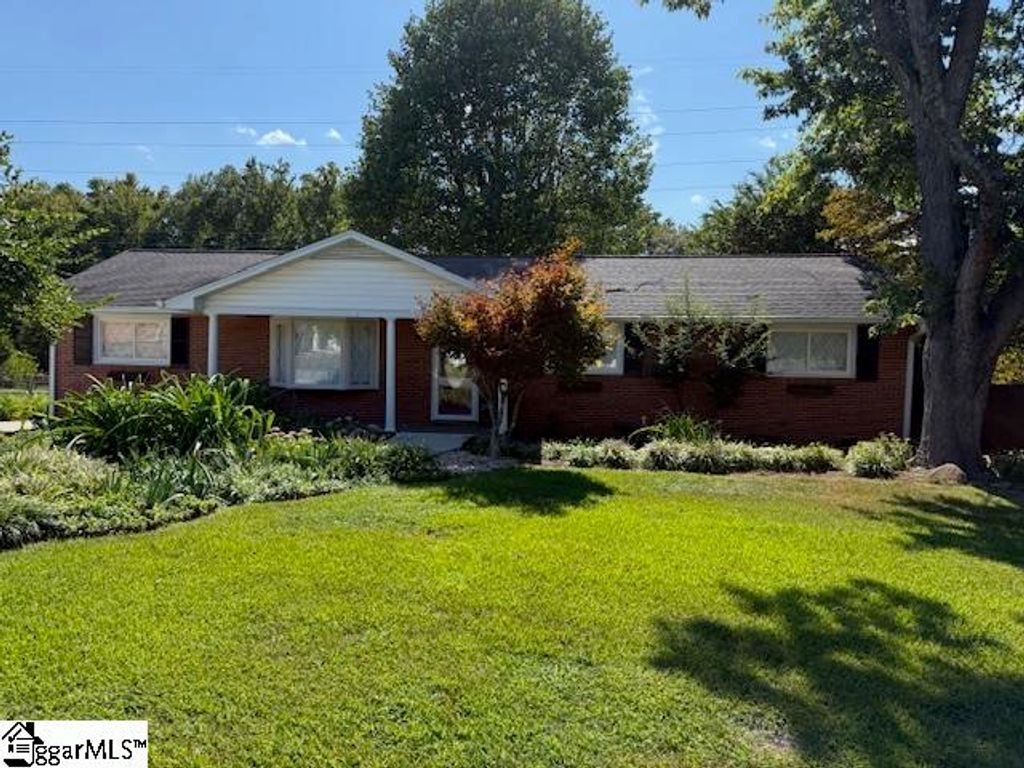 15 Fairlawn Circle, Greenville, SC 29617