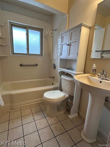 21624 Winshall Street, Saint Clair Shores, MI 48081