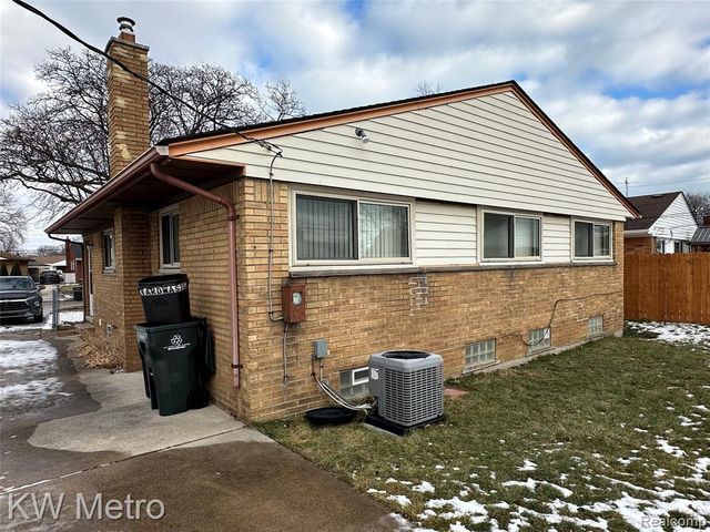 21624 Winshall Street, Saint Clair Shores, MI 48081