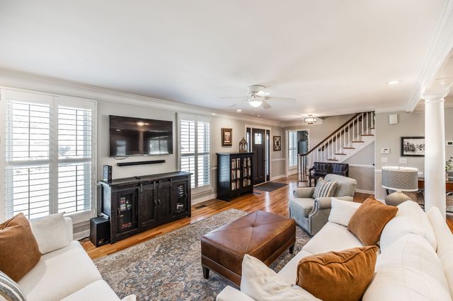 107 Meadow Ln, Hendersonville, TN 37075