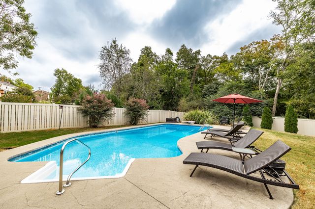 107 Meadow Ln, Hendersonville, TN 37075