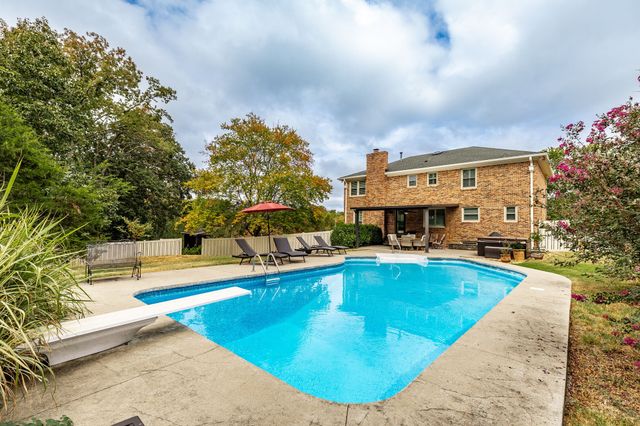 107 Meadow Ln, Hendersonville, TN 37075
