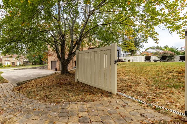 107 Meadow Ln, Hendersonville, TN 37075