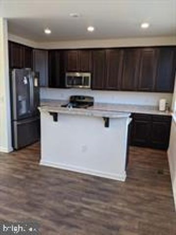 35 CREEKSIDE WAY, Burlington, NJ 08016