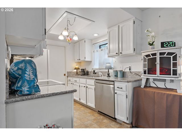 12160 Sw ROYAL Ct D, King City, OR 97224