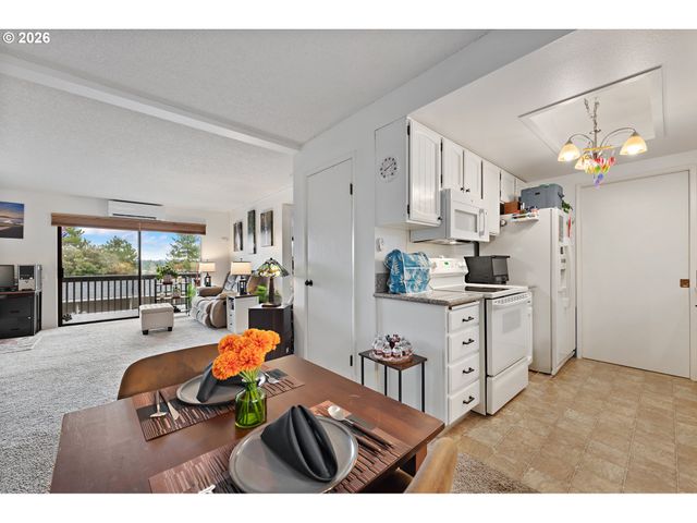 12160 Sw ROYAL Ct D, King City, OR 97224