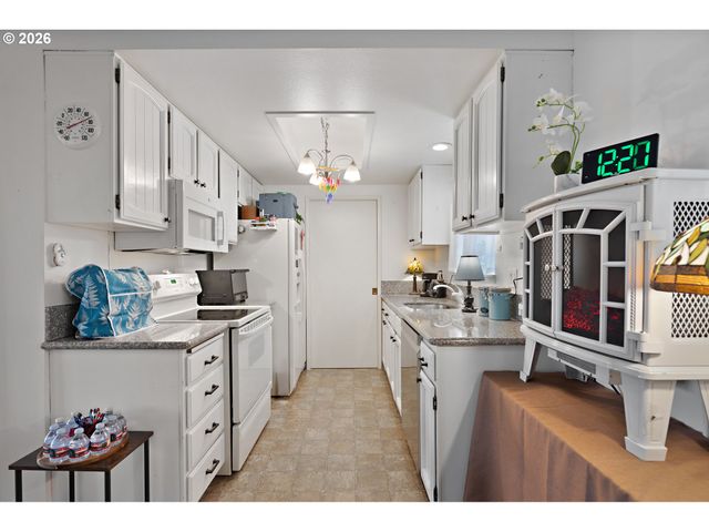 12160 Sw ROYAL Ct D, King City, OR 97224