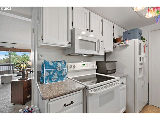 12160 Sw ROYAL Ct D, King City, OR 97224