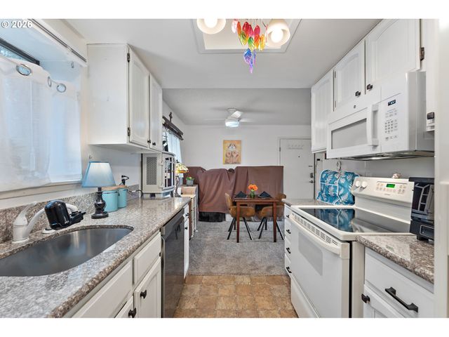 12160 Sw ROYAL Ct D, King City, OR 97224