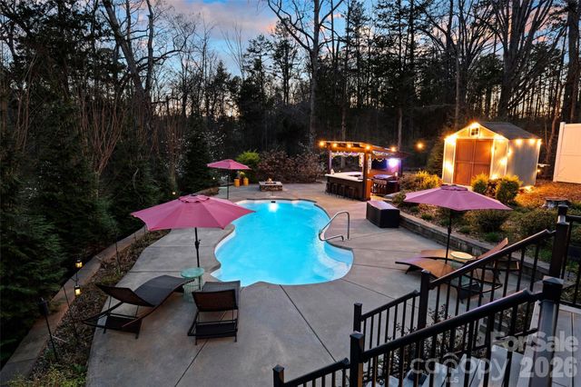 306 Breezewood Drive, Charlotte, NC 28262