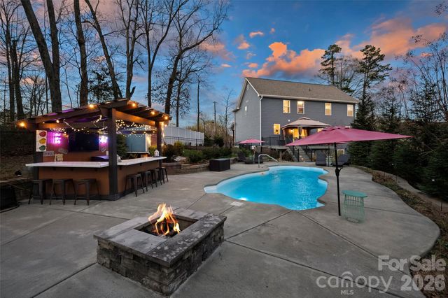 306 Breezewood Drive, Charlotte, NC 28262