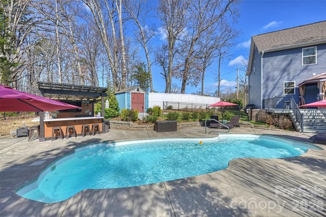 306 Breezewood Drive, Charlotte, NC 28262