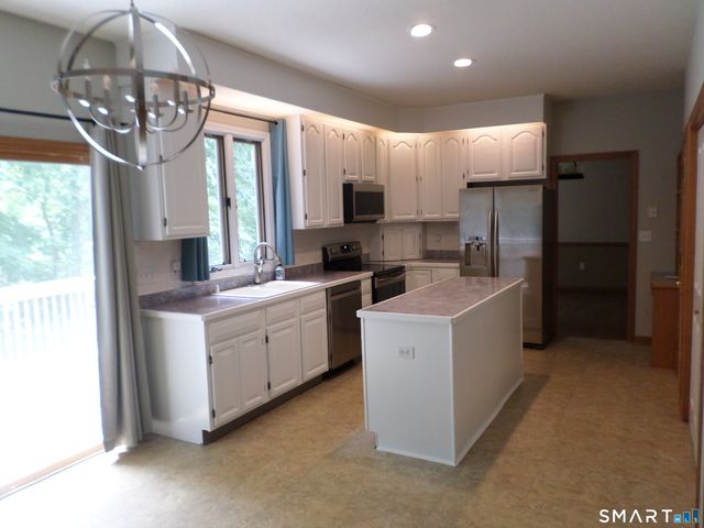 48 Brookview Circle, Manchester, CT 06040